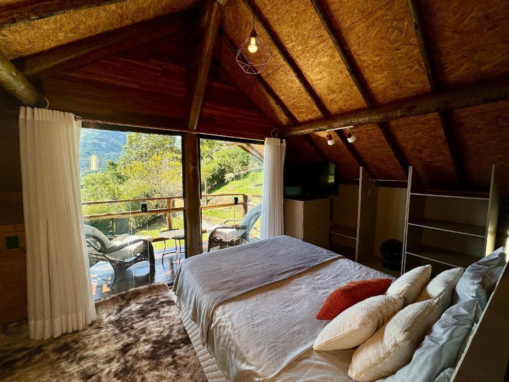 Ένα ή περισσότερα κρεβάτια σε δωμάτιο στο Chalé aconchegante em Cardinot - Nova Friburgo