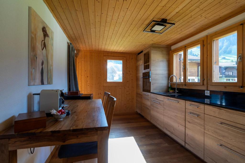 Kuchyň nebo kuchyňský kout v ubytování Beautiful Apartment With Stunning View - Chalet Mutthorn