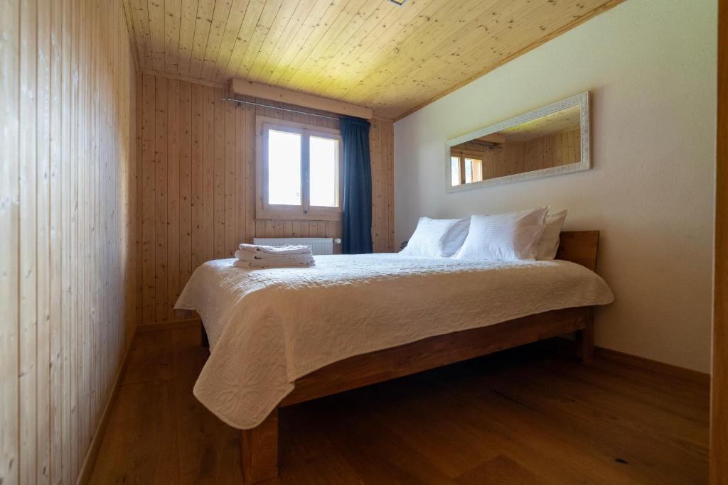 Postel nebo postele na pokoji v ubytování Beautiful Apartment With Stunning View - Chalet Mutthorn