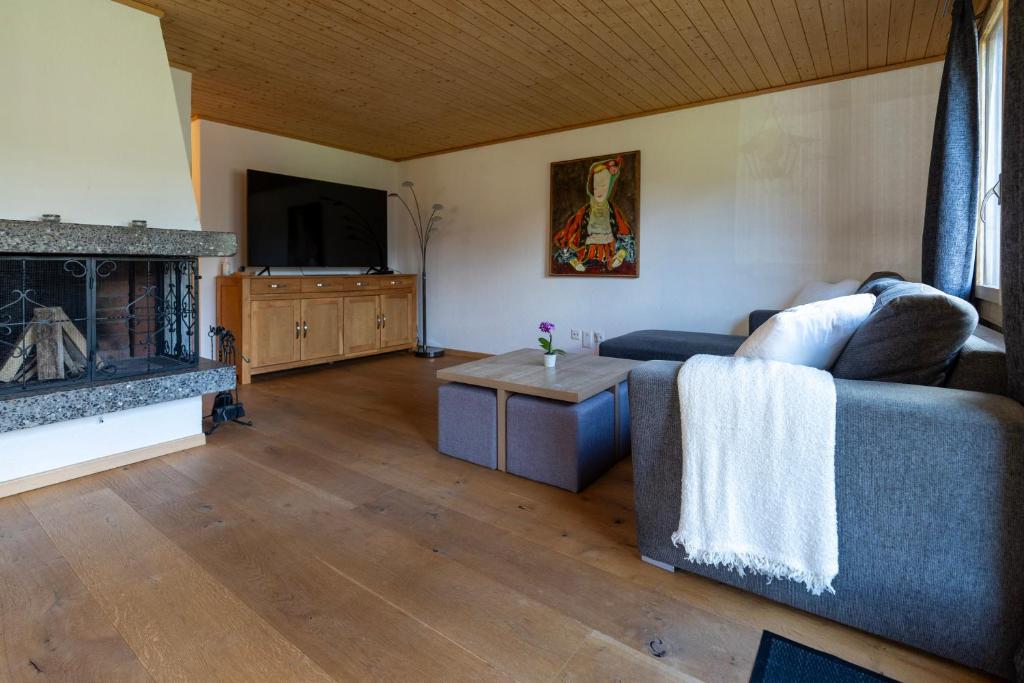 TV a/nebo společenská místnost v ubytování Beautiful Apartment With Stunning View - Chalet Mutthorn