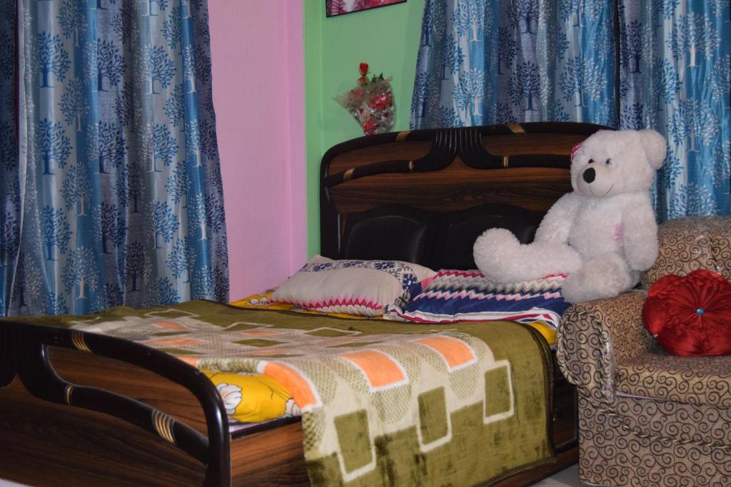 Postel nebo postele na pokoji v ubytování Laxmi Homestay