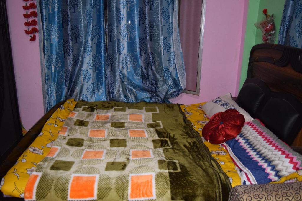 Postel nebo postele na pokoji v ubytování Laxmi Homestay