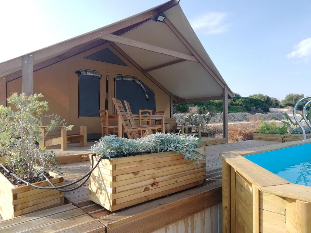 Bazén v ubytování Casa Sgarlata Glamping - Tenda Olivastro nebo v jeho okolí