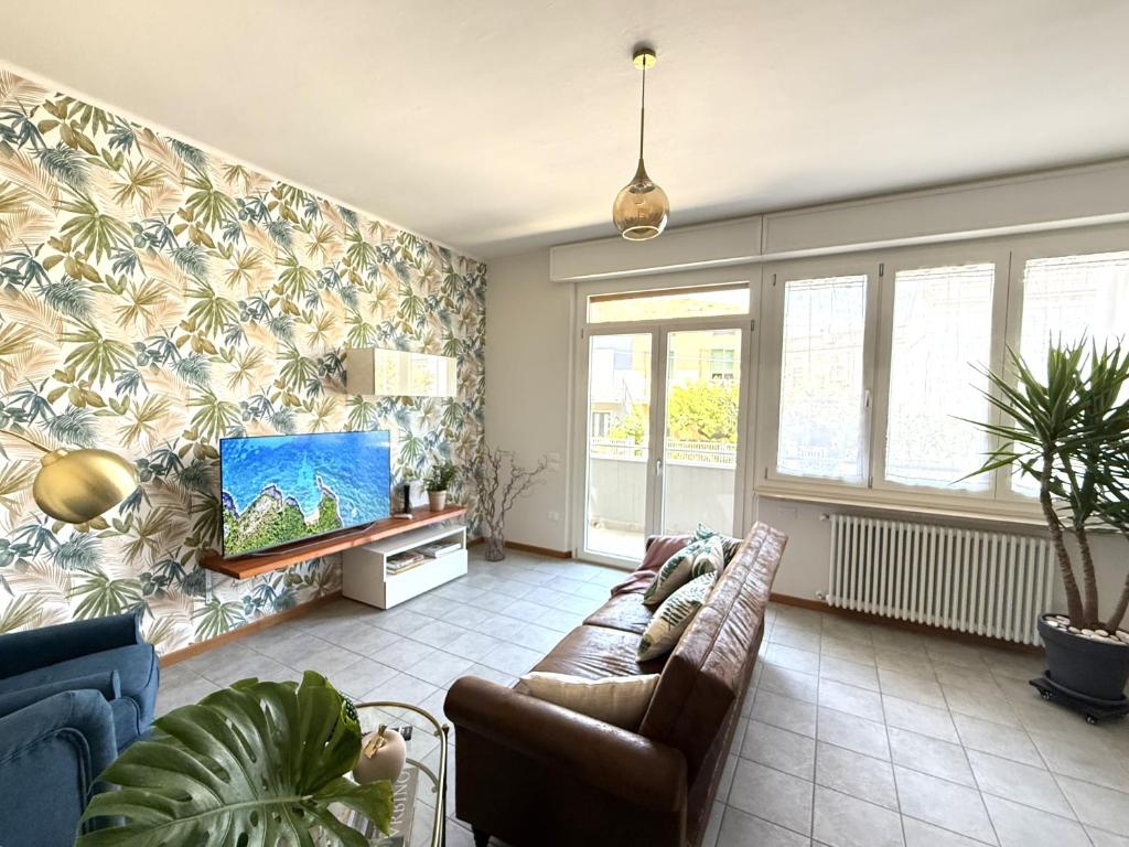 TV a/nebo společenská místnost v ubytování Casa Yaya Terrace & Design - Pesaro Centro Mare
