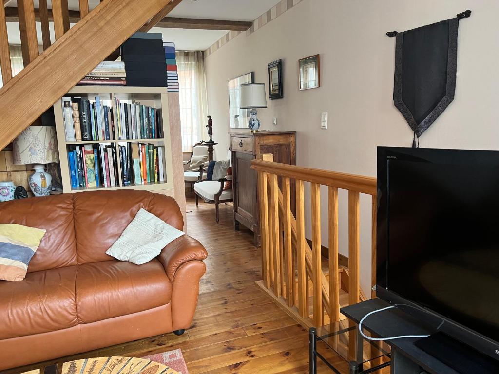 un salon avec un canapé et une télévision dans l'établissement Chez Mamie - 8 personnes - Familial - Confort - Parking public - Librairie, à Arras