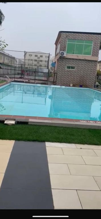 Bazén v ubytování Ambiance abodes nebo v jeho okolí