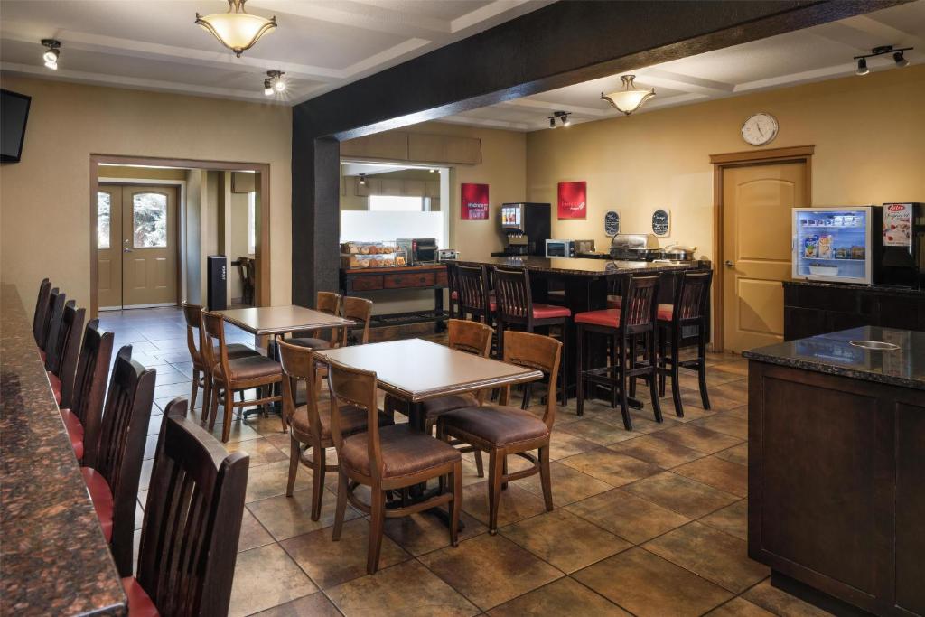 TV a/nebo společenská místnost v ubytování Best Western Plus Kamloops Hotel