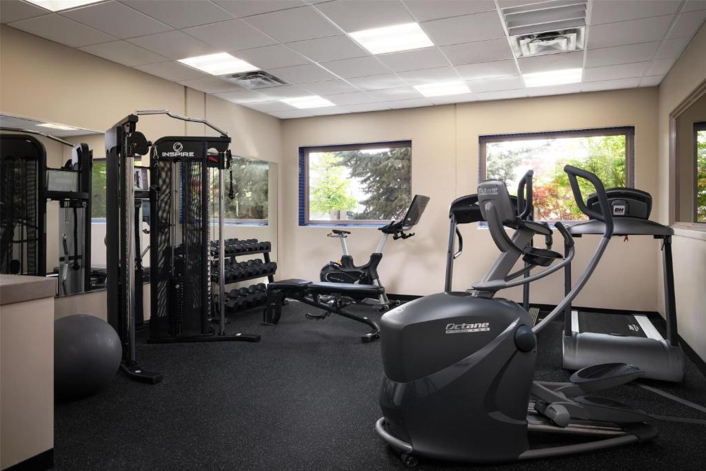 Fitness centrum a/nebo fitness zařízení v ubytování Best Western Plus Kamloops Hotel