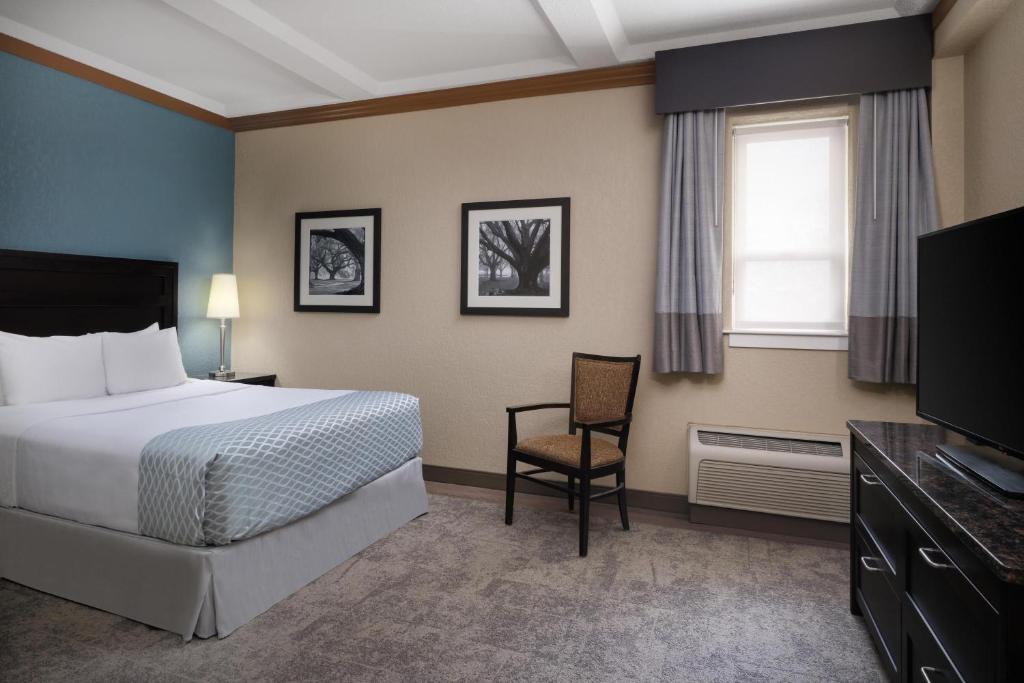 Postel nebo postele na pokoji v ubytování Best Western Plus Kamloops Hotel