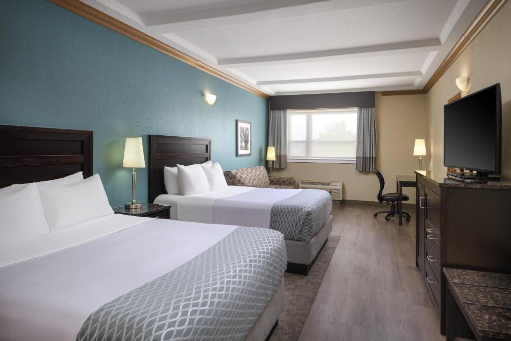 Postel nebo postele na pokoji v ubytování Best Western Plus Kamloops Hotel