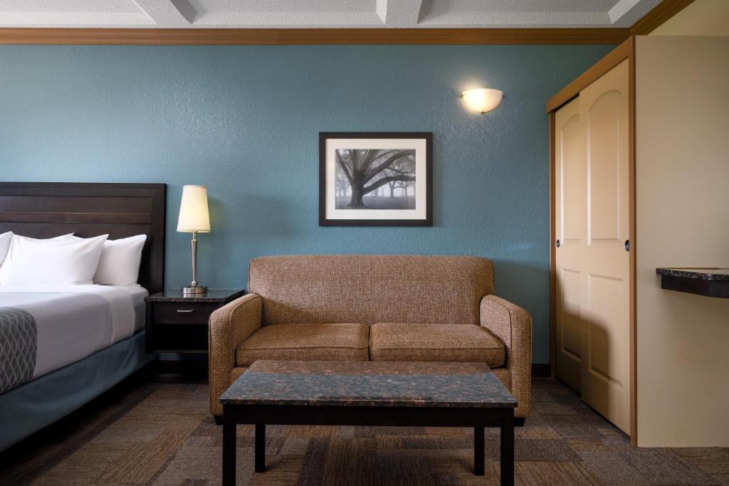 Postel nebo postele na pokoji v ubytování Best Western Plus Kamloops Hotel