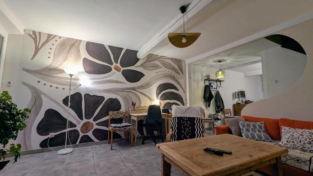 a living room with a painting on the wall at Le Nid de Marguerite in Castelnaudary
