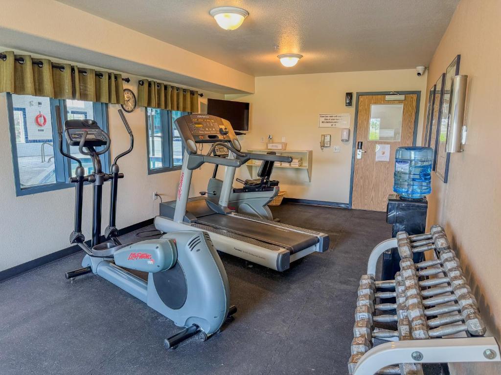 Fitness centrum a/nebo fitness zařízení v ubytování Super 8 by Wyndham High River AB