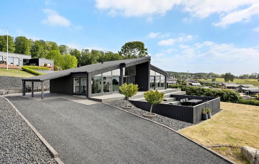 オーベンローにある3 Bedroom Lovely Home In Aabenraaの私道付家の外観