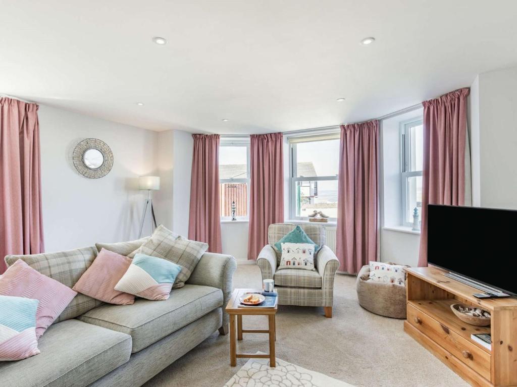 Televisyen dan/atau pusat hiburan di 2 Bed in Westward Ho 73895