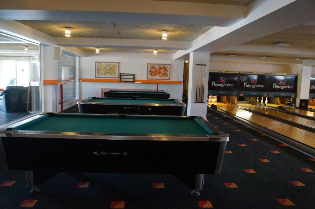 Biliár nebo kulečník v ubytování Hotel Pejsegaarden