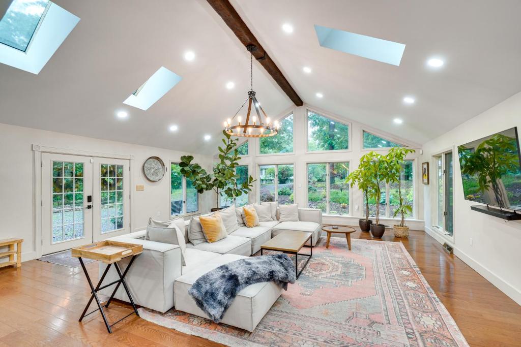 Χώρος καθιστικού στο Hot Tub and Theater Room Getaway in Falling Waters