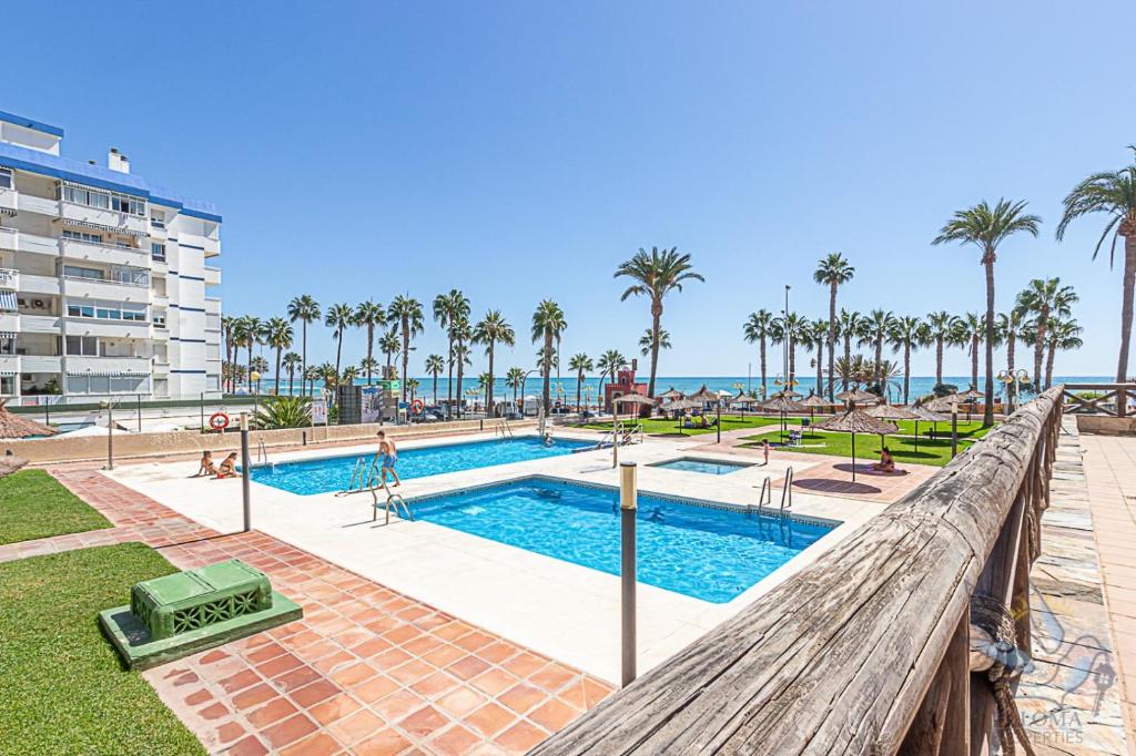 Bazén v ubytovaní Aloha Playa Apartment with panoramic sea view and pools alebo v jeho blízkosti