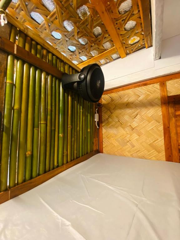 En eller flere senge i et værelse på Happy Monkey Hostel