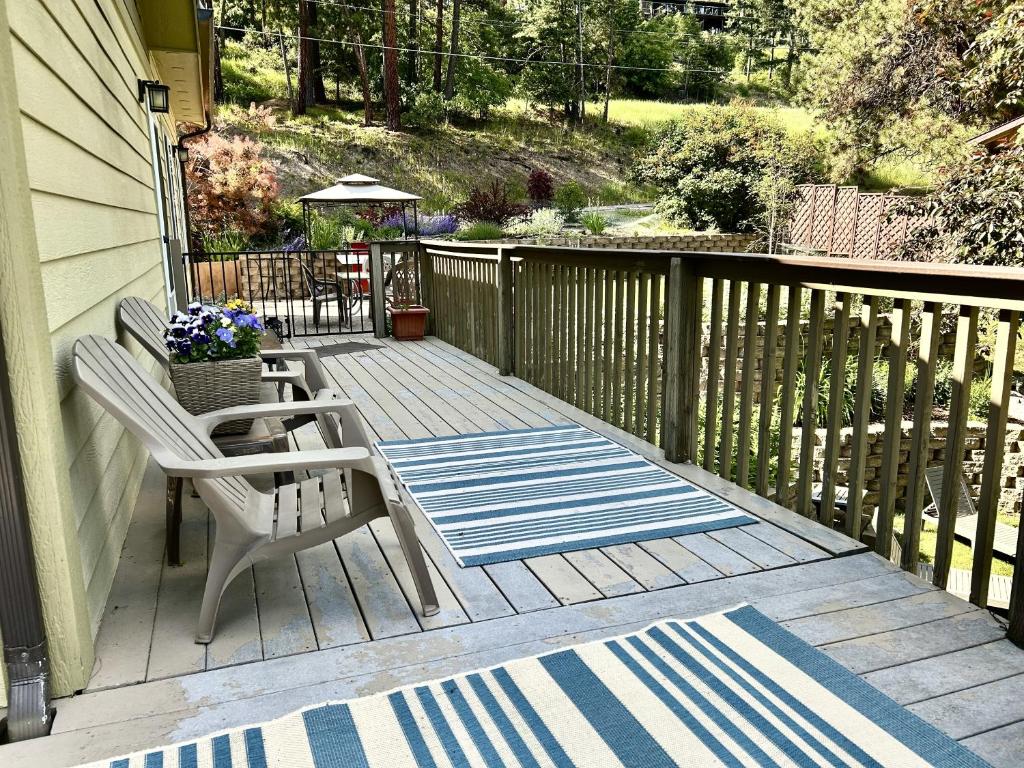 Balkón nebo terasa v ubytování Bigfork Lake Getaway