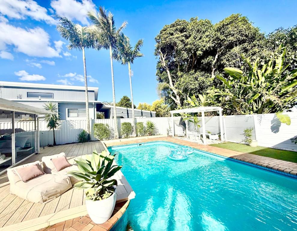 Bazén v ubytování Maroochydore Beach Retreat - Pool, BBQ, Relax nebo v jeho okolí
