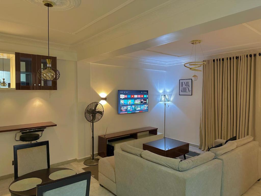 Central 2-bedroom condo in the heart of Wuse II電視和／或娛樂中心