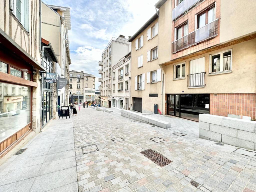 an empty street in a city with buildings at Le temple, moderne et élégant Cœur de Limoges in Limoges