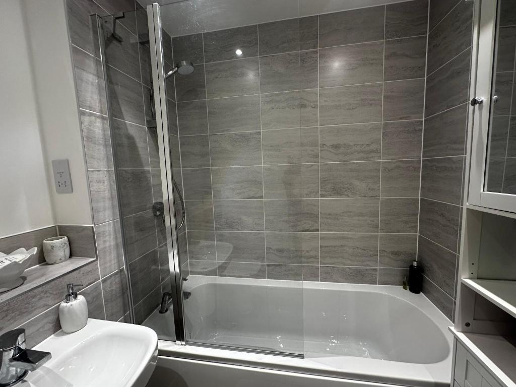 タプロウにあるModern Private Room and Bath in Maidenhead Near Heathrow Airportのバスタブと洗面台のあるバスルーム