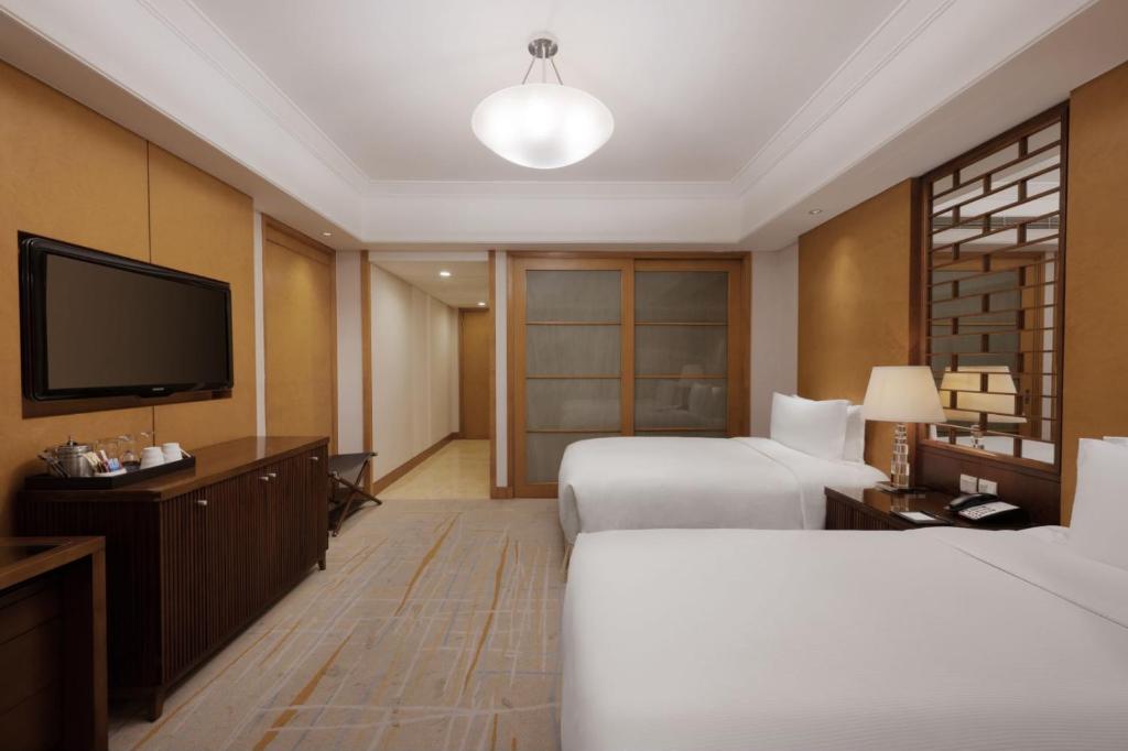 Postel nebo postele na pokoji v ubytování DoubleTree by Hilton Shanghai Pudong - Present welcome cookie