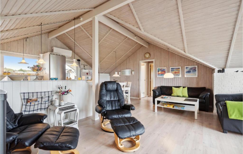 Et sittehjørne på 3 Bedroom Cozy Home In Løgstør
