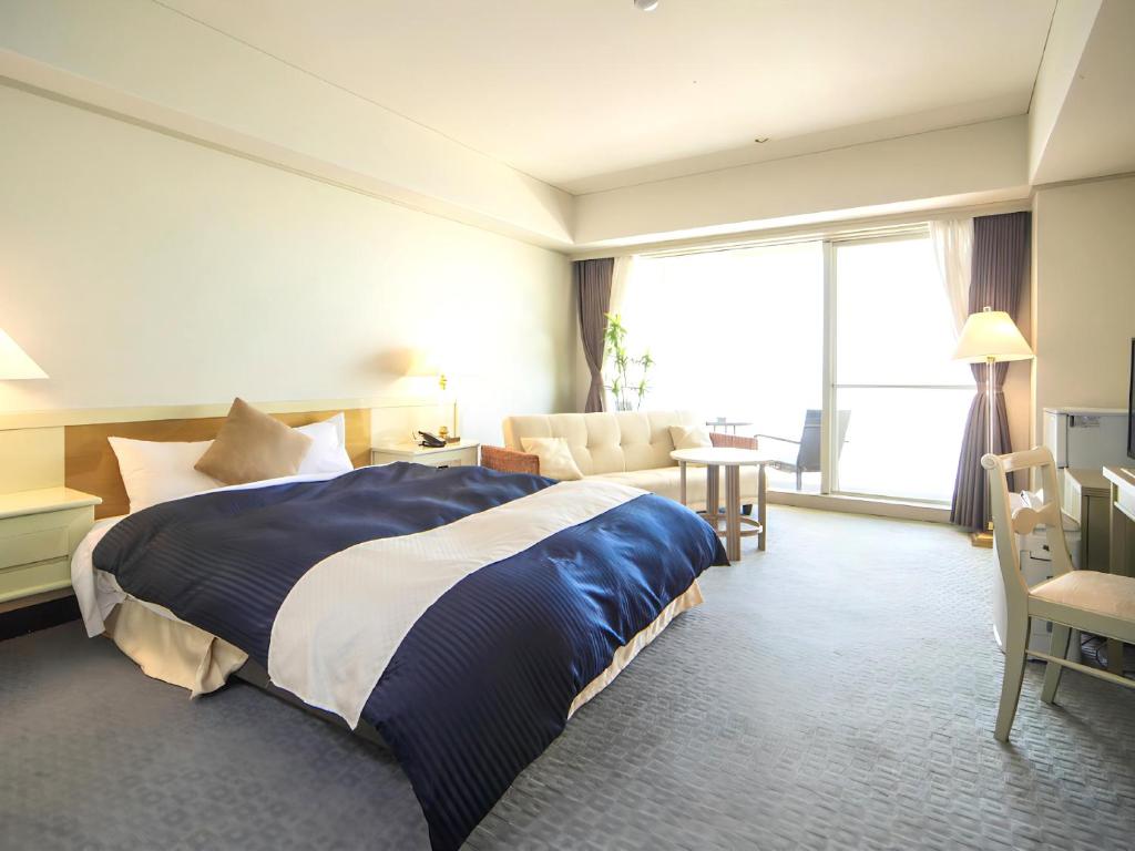 Postel nebo postele na pokoji v ubytování LiVEMAX RESORT Setouchi Sea Front
