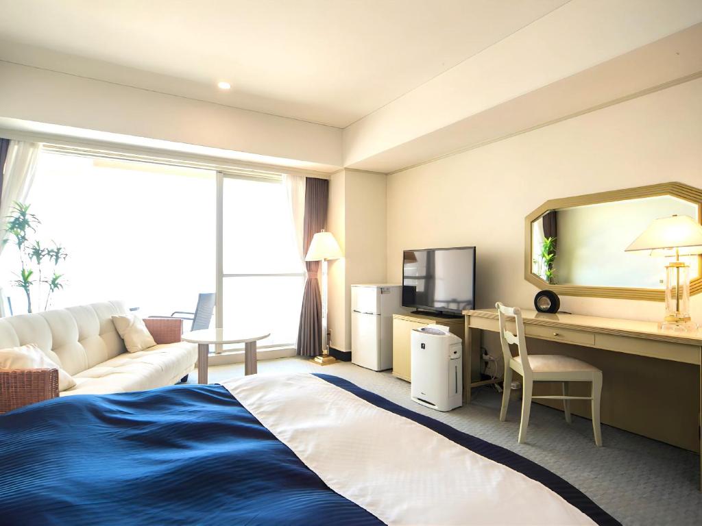 Postel nebo postele na pokoji v ubytování LiVEMAX RESORT Setouchi Sea Front