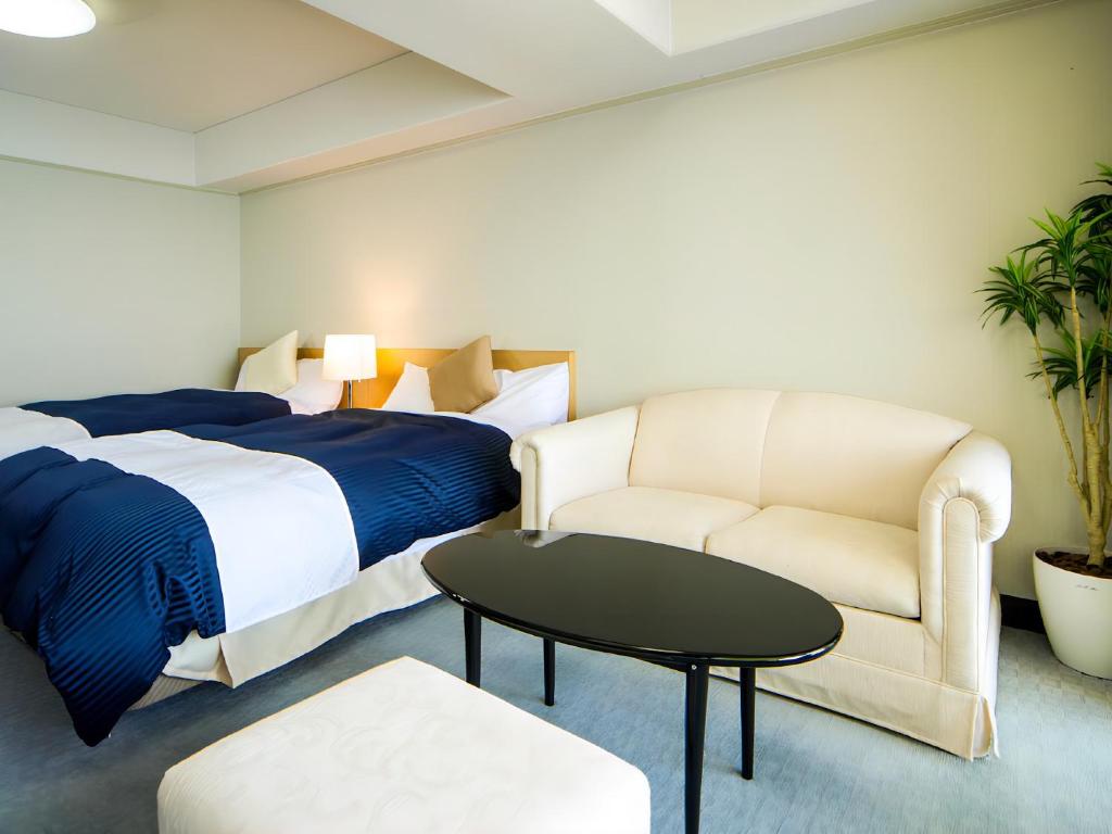Postel nebo postele na pokoji v ubytování LiVEMAX RESORT Setouchi Sea Front