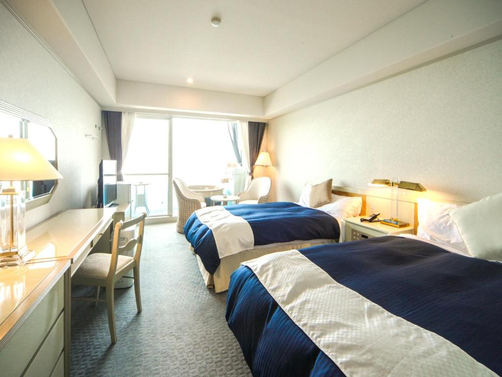 Postel nebo postele na pokoji v ubytování LiVEMAX RESORT Setouchi Sea Front