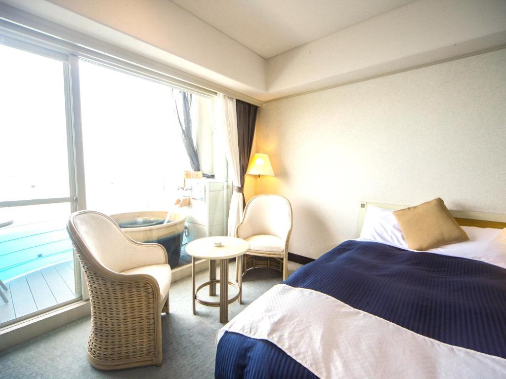 Postel nebo postele na pokoji v ubytování LiVEMAX RESORT Setouchi Sea Front