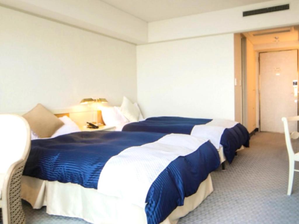 Postel nebo postele na pokoji v ubytování LiVEMAX RESORT Setouchi Sea Front