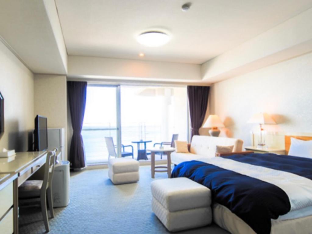 Postel nebo postele na pokoji v ubytování LiVEMAX RESORT Setouchi Sea Front