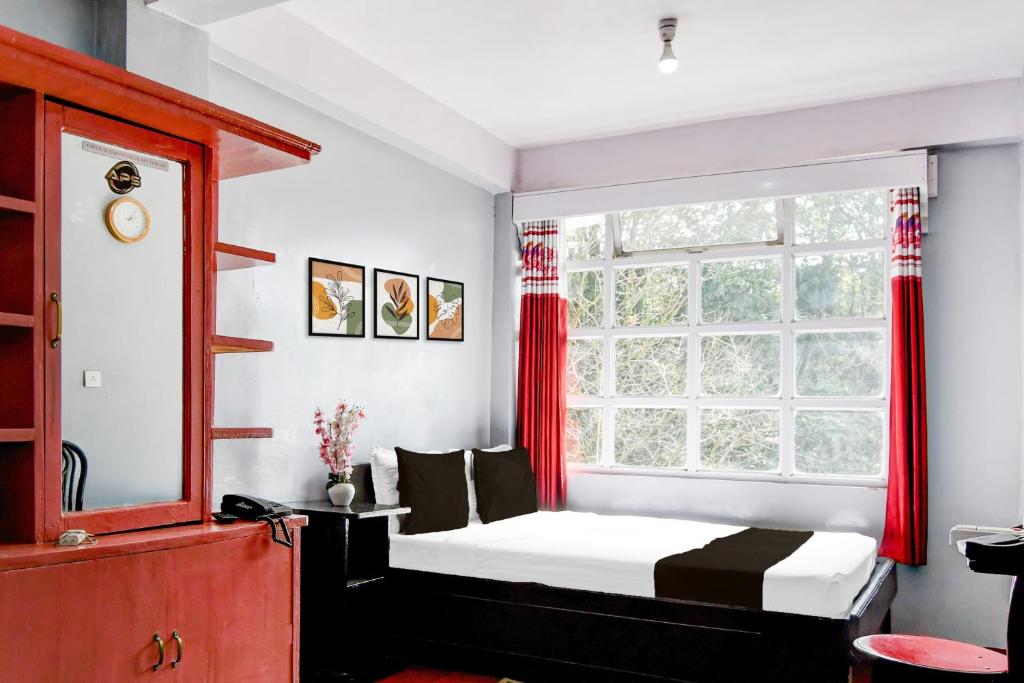 Postel nebo postele na pokoji v ubytování Super Hotel O Ghoom Formerly Aps Homestay