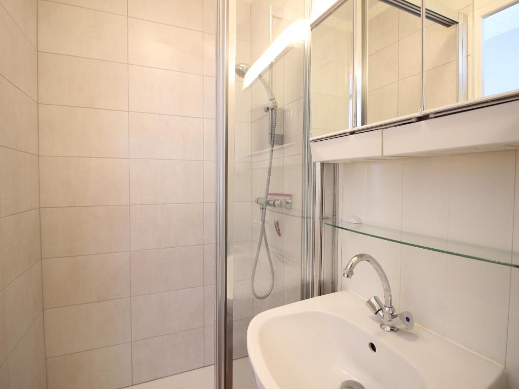 Kúpeľňa v ubytovaní Bel F2 avec terrasse, jardinet et cave - Mont-Dore centre - FR-1-415-138