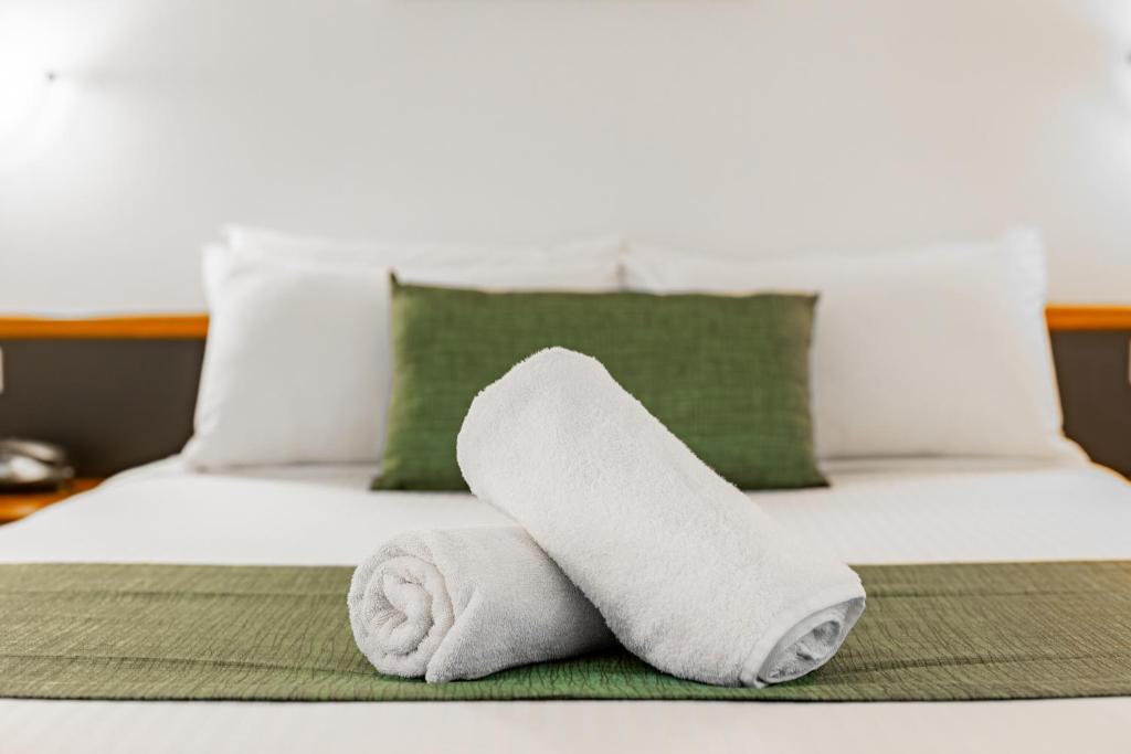 Postel nebo postele na pokoji v ubytování Maraboon Motor Inn