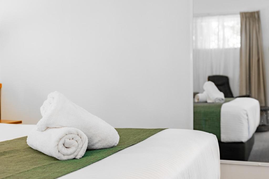 Postel nebo postele na pokoji v ubytování Maraboon Motor Inn