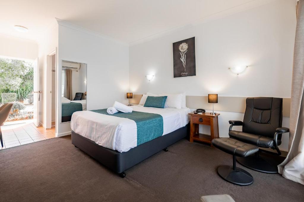 Postel nebo postele na pokoji v ubytování Maraboon Motor Inn