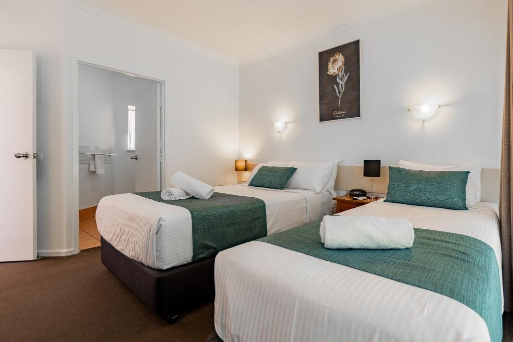 Postel nebo postele na pokoji v ubytování Maraboon Motor Inn