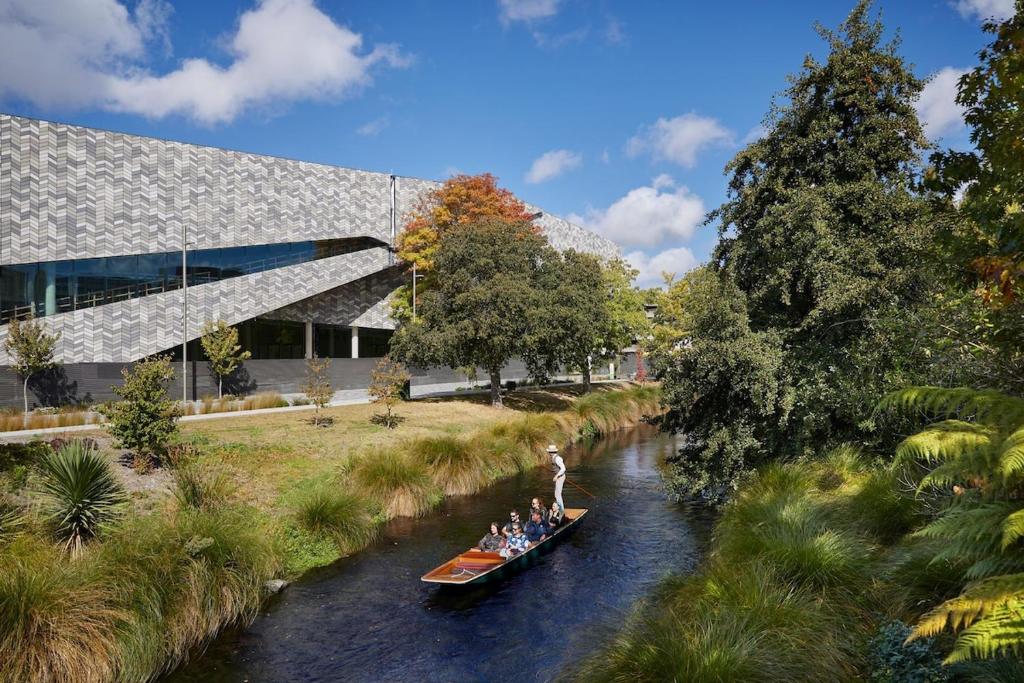 Family Friendly - Close to new stadium - Resim 28