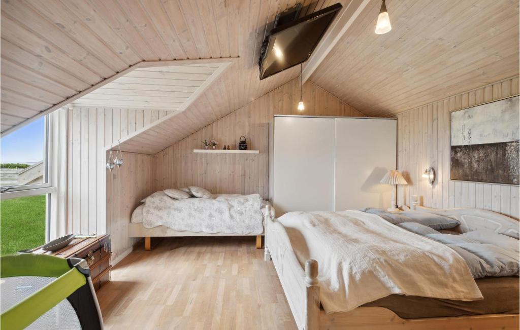 En eller flere senger på et rom på 3 Bedroom Cozy Home In Løgstør