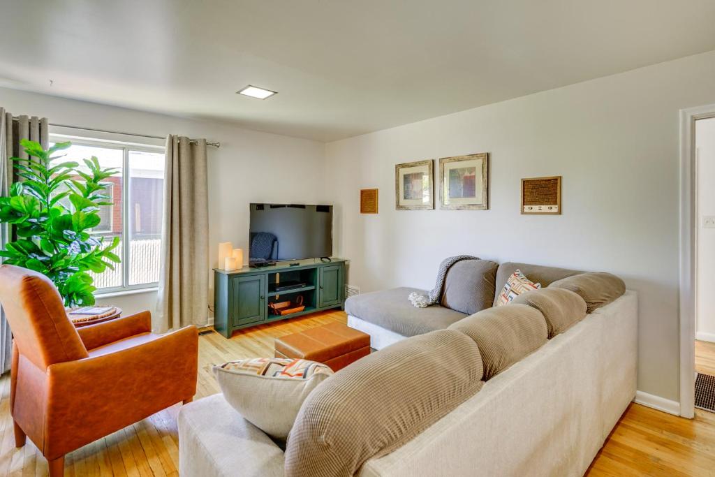 TV a/nebo společenská místnost v ubytování Private Patio and Gym Spacious Salt Lake City Home!