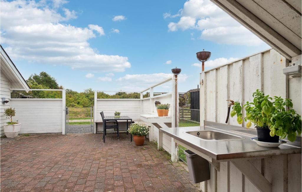 En balkong eller terrasse på 3 Bedroom Cozy Home In Løgstør