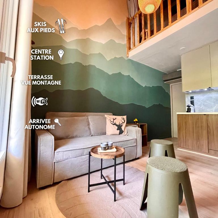 - un salon avec un canapé et une fresque murale de montagne dans l'établissement Duplex terrasse Randonnée Montagne La Foux d'Allos 4 à 6 Pers, à Allos