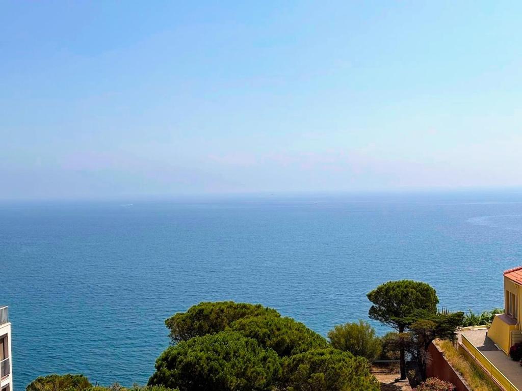 une vue sur l'océan depuis un immeuble dans l'établissement BANYULS-SUR-MER, appartement T2 avec ascenseur proche plage - FR-1-309-102, à Banyuls-sur-Mer