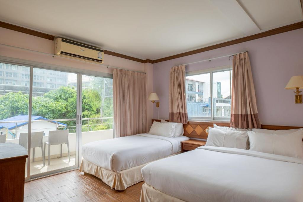 Postel nebo postele na pokoji v ubytování Krabi River Hotel